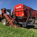 4976 Dewulf GBC carrot harvester with bunker