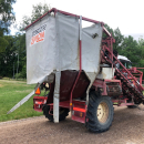 5663 Simon carrot harvester 2 row selfpropelled