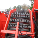 5896 Dewulf GBC carrot harvester with bunker