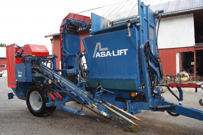 4166 Asa-Lift T-130B carrot harvester with bunker