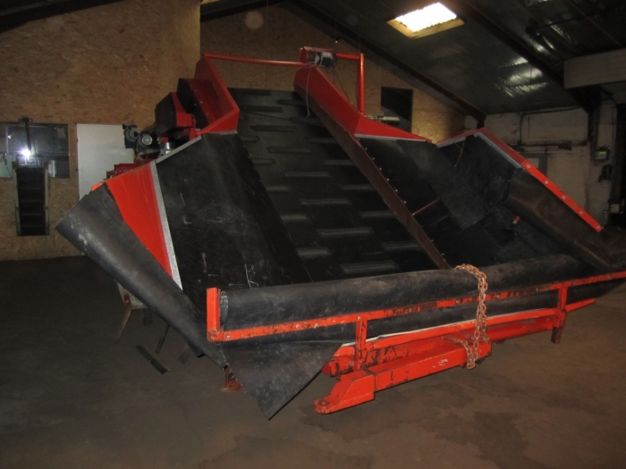 3230 EKKO Schüttbunker mit Walzen und 1200 mm Netzsortierer