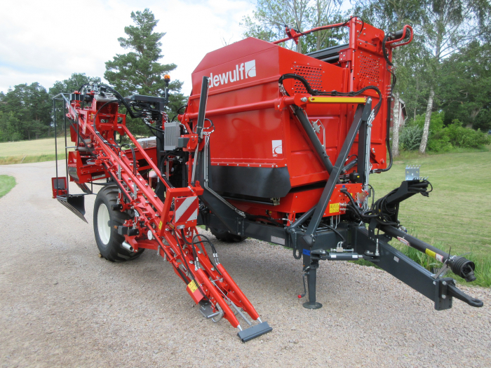 5481 Dewulf GBC carrot harvester with bunker