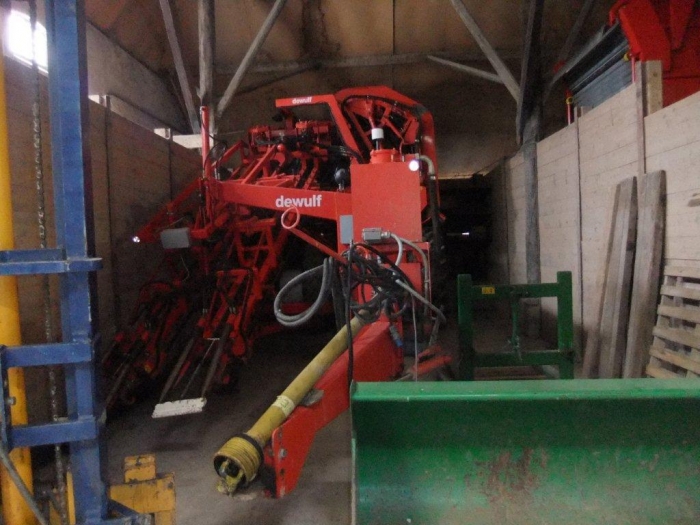 3460 Dewulf 2 row carrot harvester with elevator