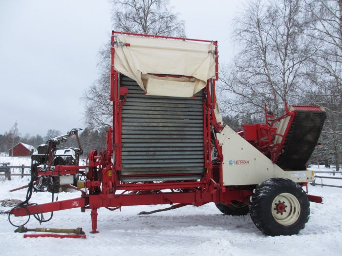 3519 Simon carrot harvester 1 row with bunker