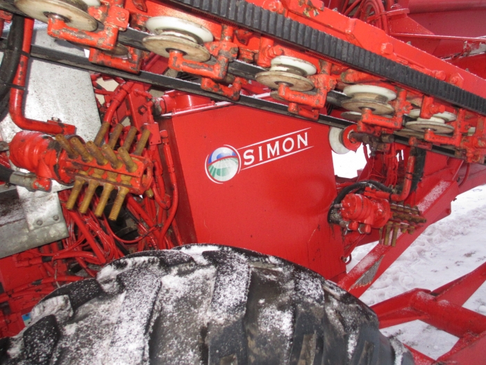 3519 Simon carrot harvester 1 row with bunker