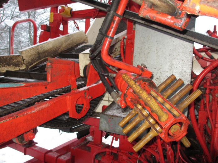 3519 Simon carrot harvester 1 row with bunker