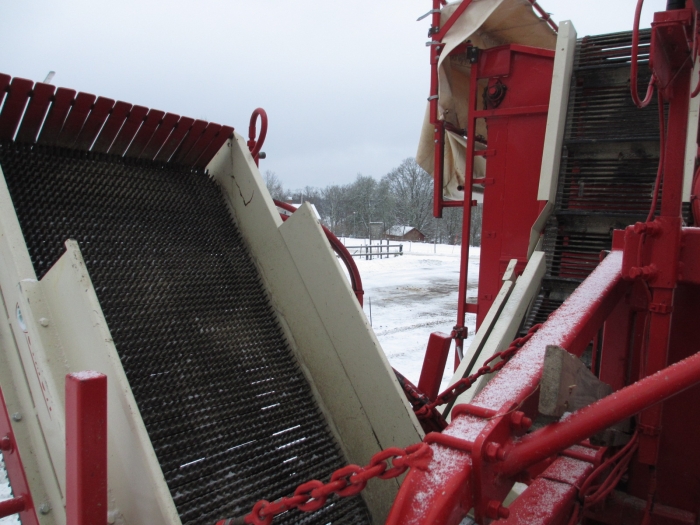 3519 Simon carrot harvester 1 row with bunker