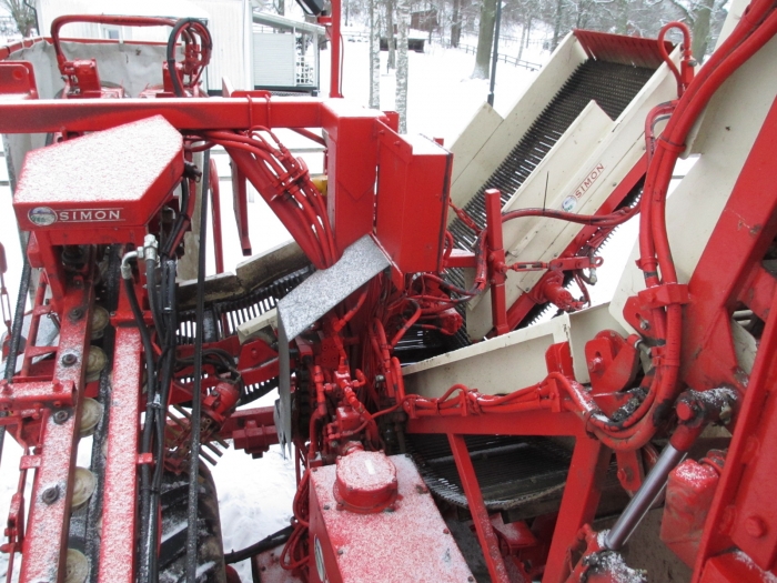3519 Simon carrot harvester 1 row with bunker