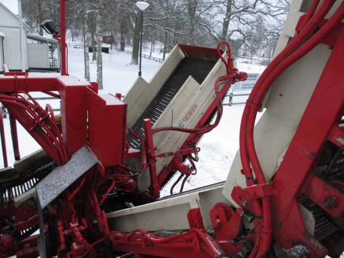 3519 Simon carrot harvester 1 row with bunker