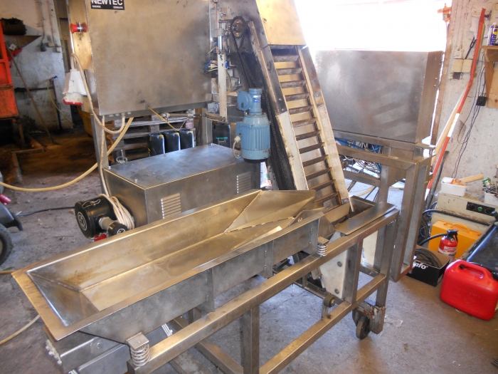 3324 NEWTEC G30A carrot weigher and packing unit 