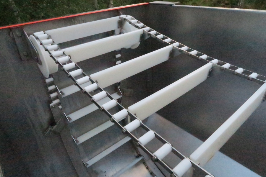 4396 Dornow Slide chain bunker with swan neck