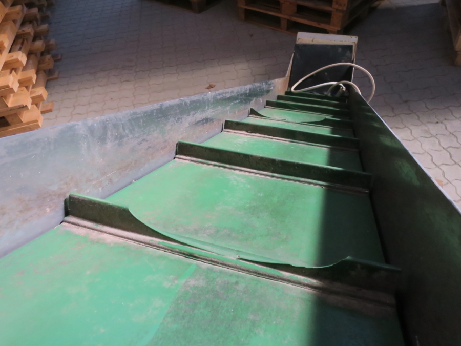 4538 Vanhemens Elevator