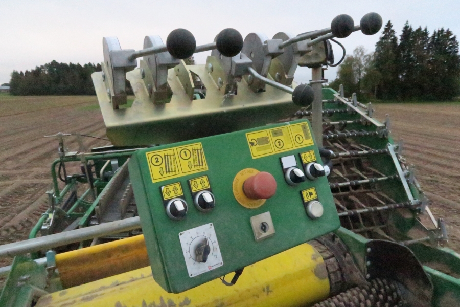 4592 Wuhlmaus WM 8500 2 row potato harvester