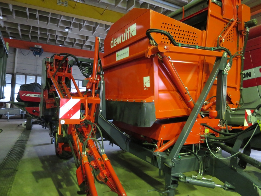 4601 / 4557 Dewulf GBC carrot harvester 1 row with bunker