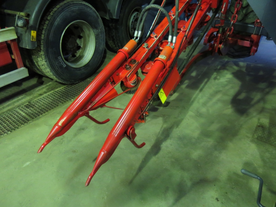 4601 / 4557 Dewulf GBC carrot harvester 1 row with bunker