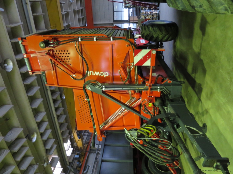 4601 / 4557 Dewulf GBC carrot harvester 1 row with bunker