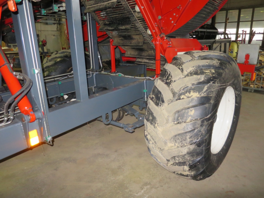 4601 / 4557 Dewulf GBC carrot harvester 1 row with bunker