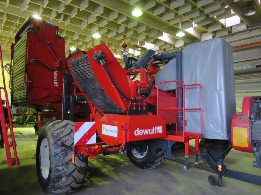 4601 / 4557 Dewulf GBC carrot harvester 1 row with bunker