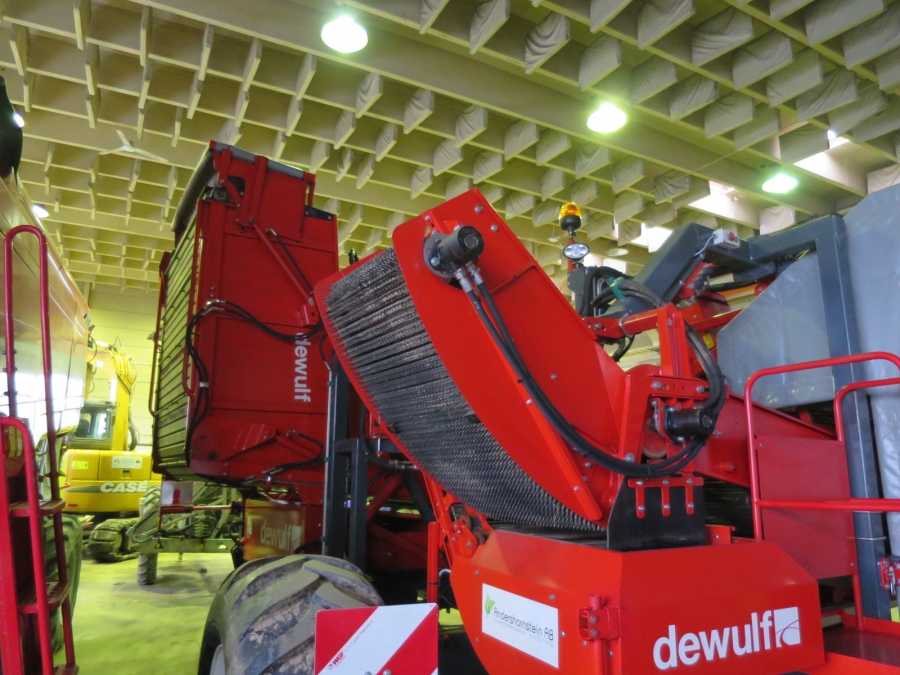 4601 / 4557 Dewulf GBC carrot harvester 1 row with bunker