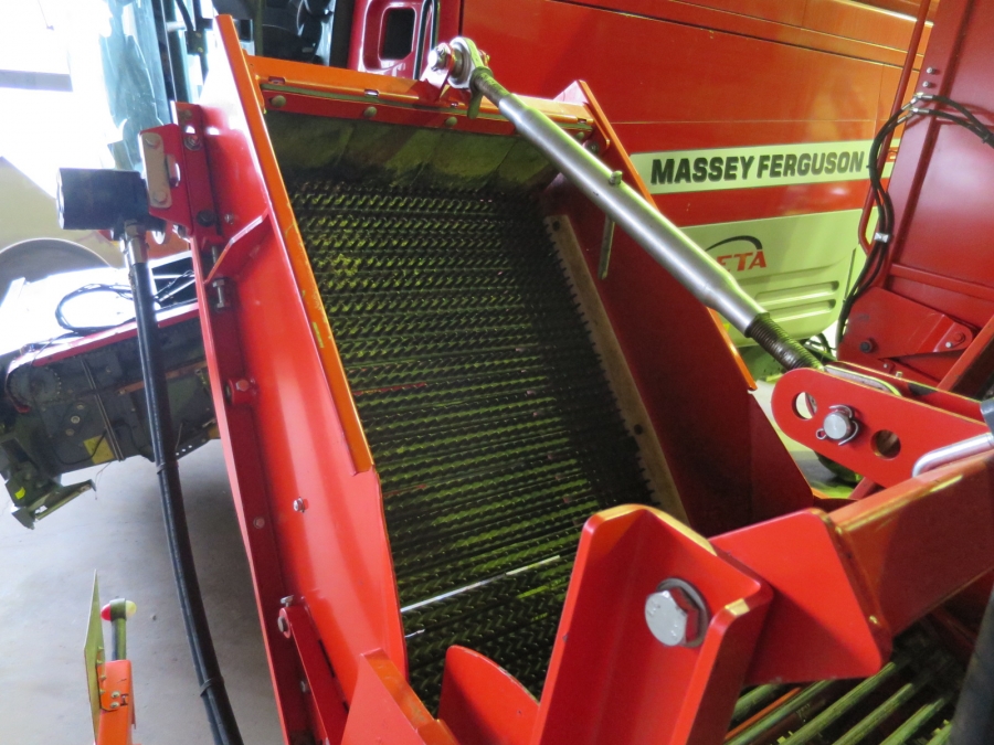 4601 / 4557 Dewulf GBC carrot harvester 1 row with bunker