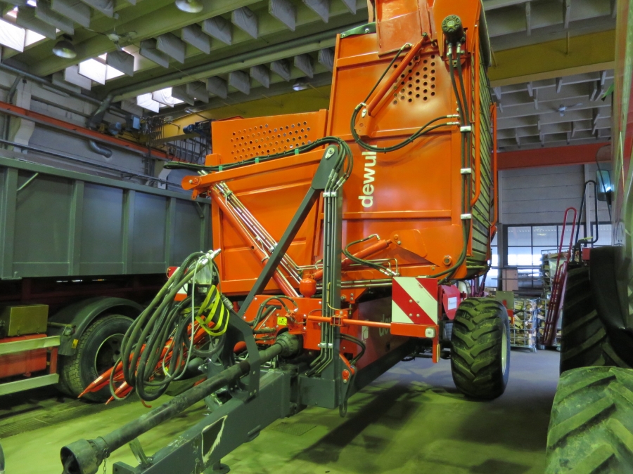 4601 / 4557 Dewulf GBC carrot harvester 1 row with bunker