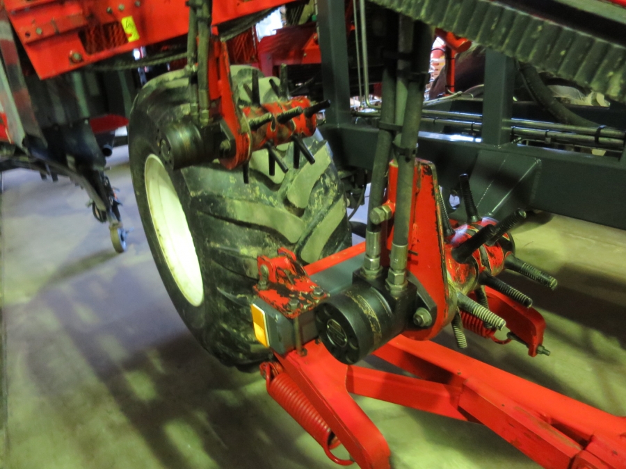 4601 / 4557 Dewulf GBC carrot harvester 1 row with bunker