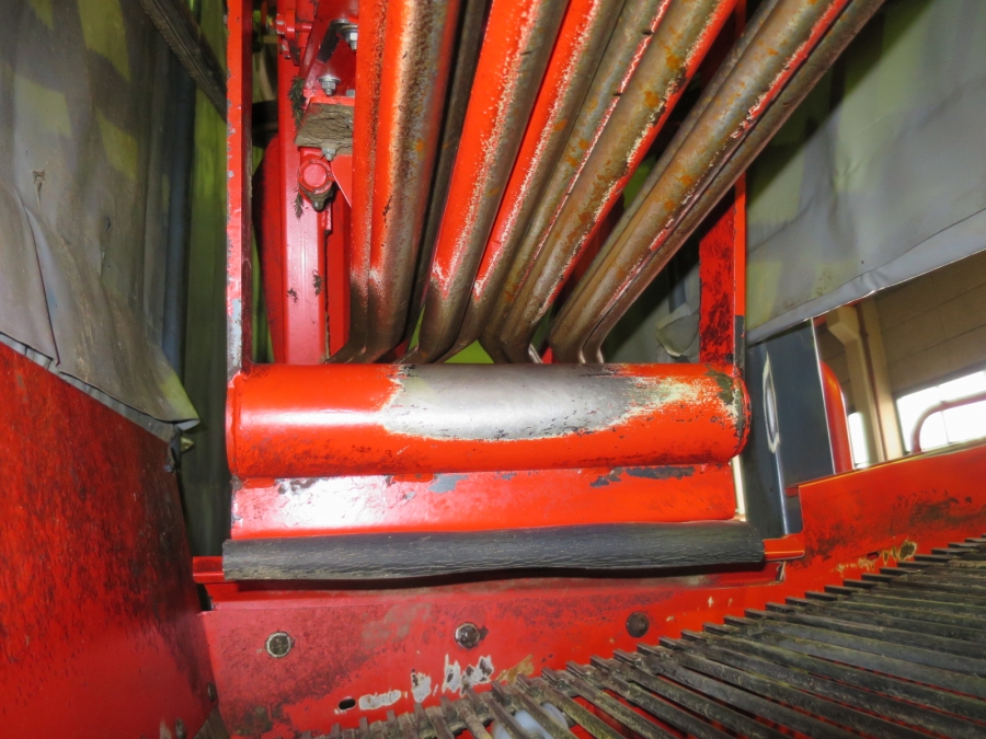 4601 / 4557 Dewulf GBC carrot harvester 1 row with bunker