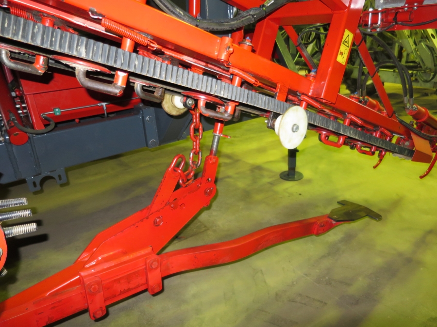 4601 / 4557 Dewulf GBC carrot harvester 1 row with bunker