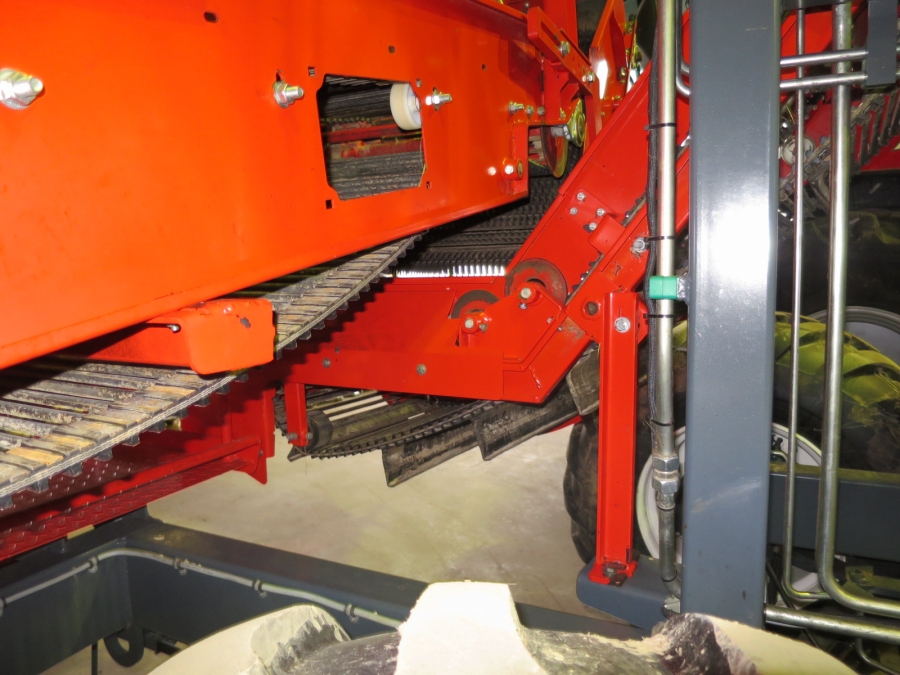 4601 / 4557 Dewulf GBC carrot harvester 1 row with bunker
