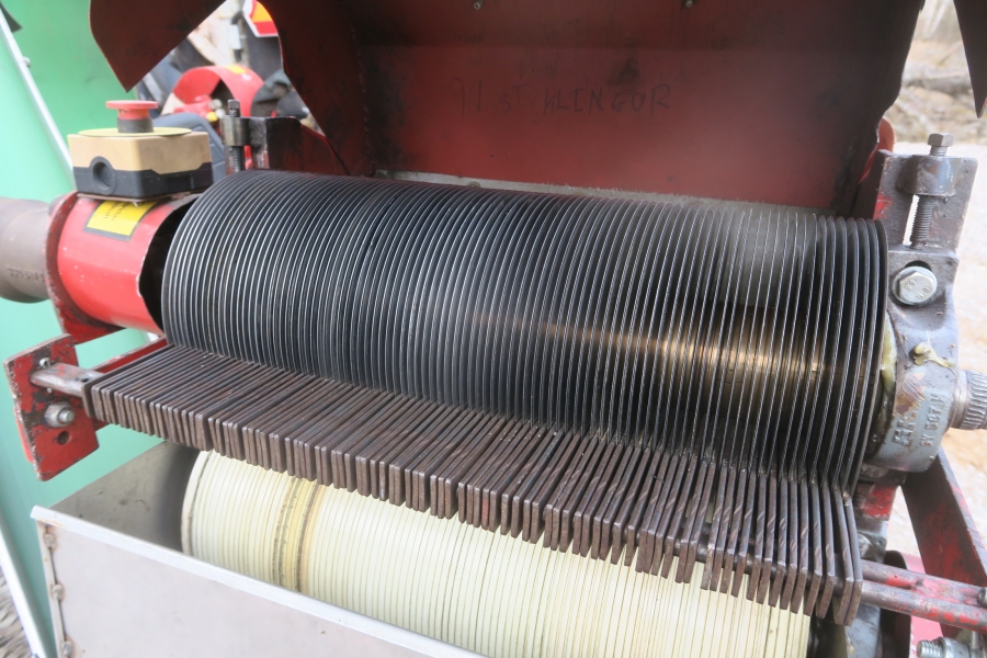 4626 Scott Viner Chives harvester