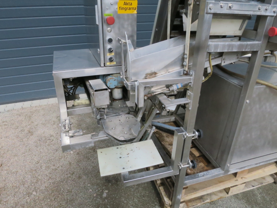 4643 Newtec G30A carrot weigher and packing machine
