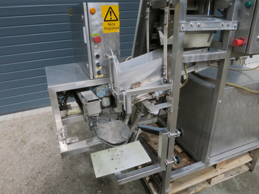 4643 Newtec G30A carrot weigher and packing machine
