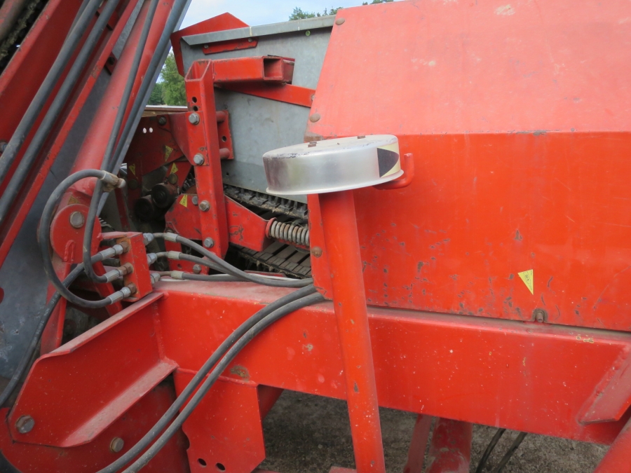 4676 Kverneland UN2200 potato harvester with elevator