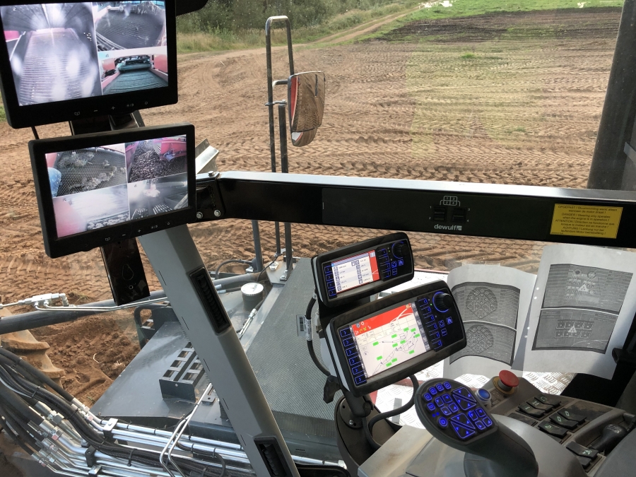4702 Dewulf RQA3060 potato harvester selfpropelled