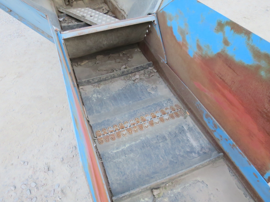 4929 EMVE Feeding bunker 3900x550 mm