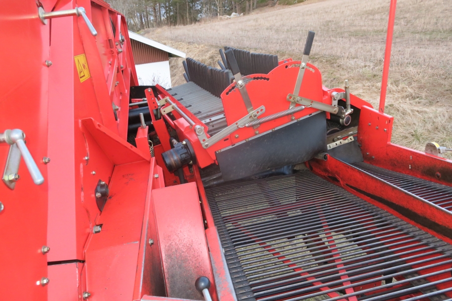 4991 Grimme 75-30 potato harvester