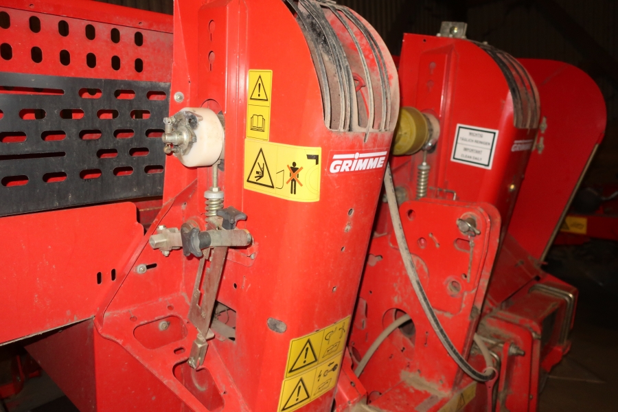 5136 Grimme GL32B potato planter 2 row