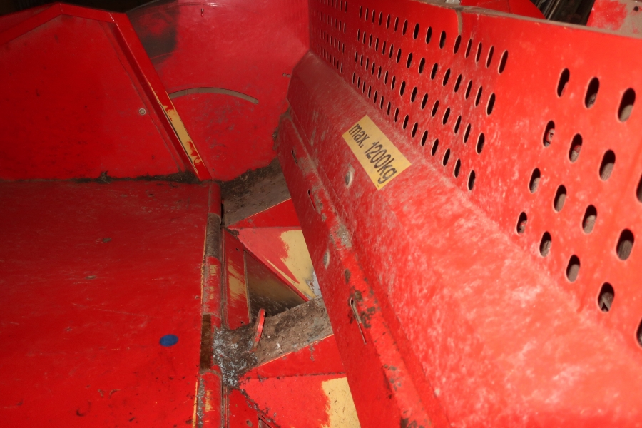 5136 Grimme GL32B potato planter 2 row