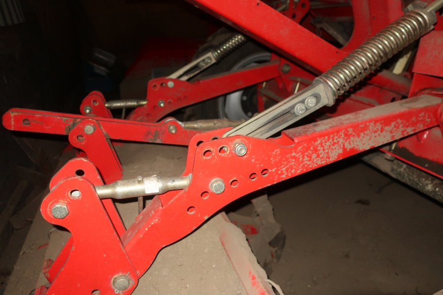 5136 Grimme GL32B potato planter 2 row
