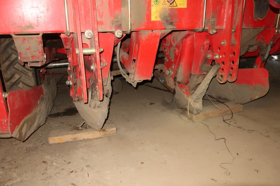 5136 Grimme GL32B potato planter 2 row