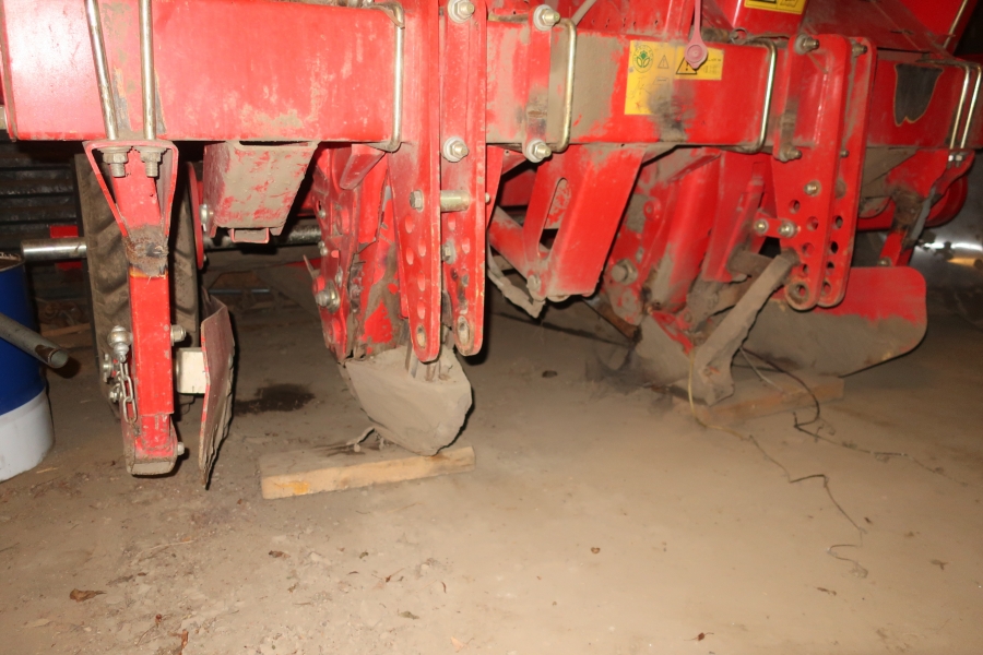5136 Grimme GL32B potato planter 2 row