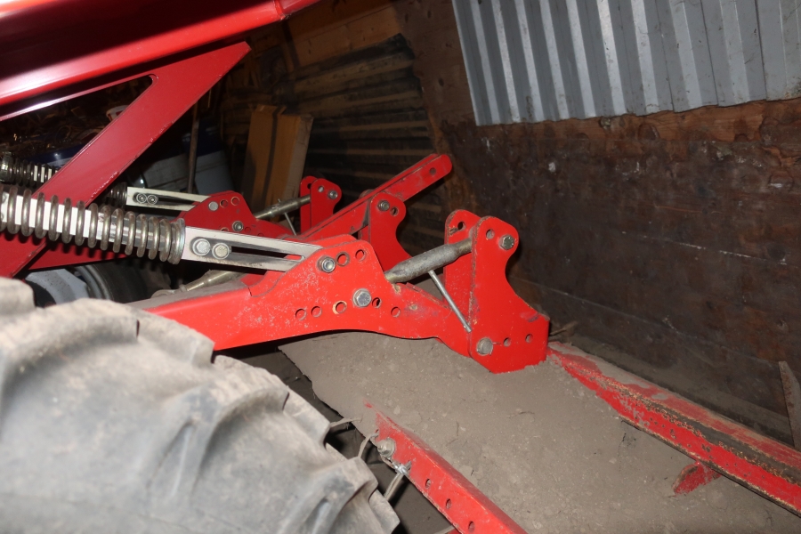 5136 Grimme GL32B potato planter 2 row