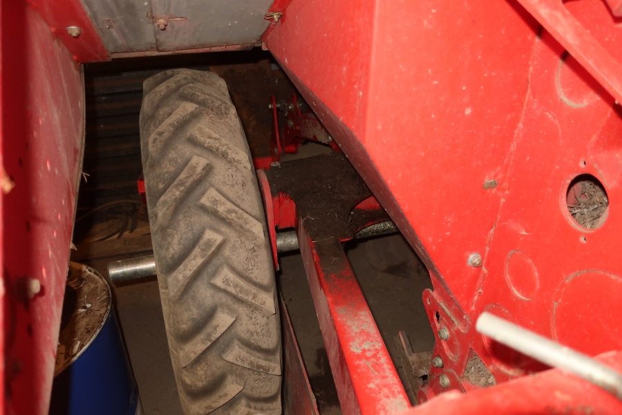 5136 Grimme GL32B potato planter 2 row