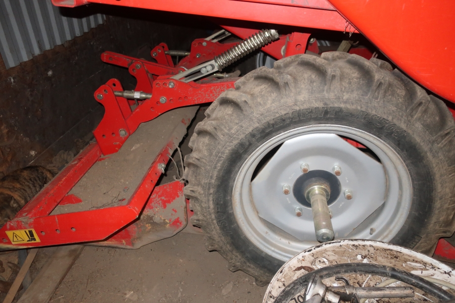 5136 Grimme GL32B potato planter 2 row