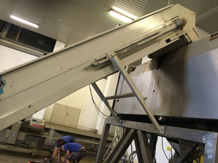 5248 Sorma S&B net clipping line with weigher