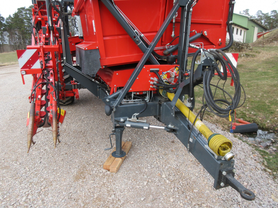 5338 Dewulf GBC carrot harvester with bunker