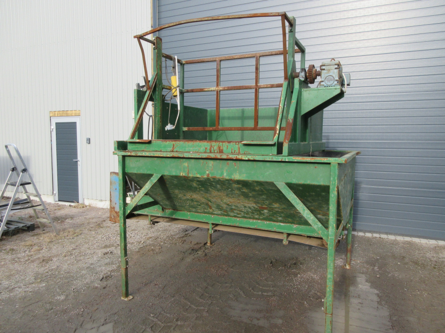5374 Kistenkipper mit Bunker max Kisten 1350 mm 