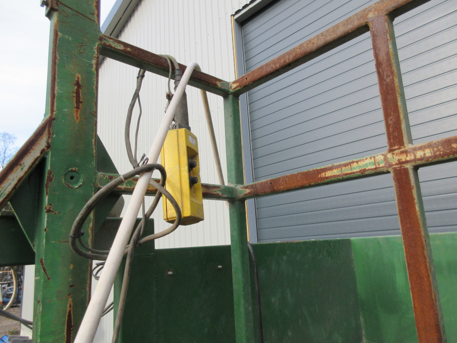 5374 Kistenkipper mit Bunker max Kisten 1350 mm 