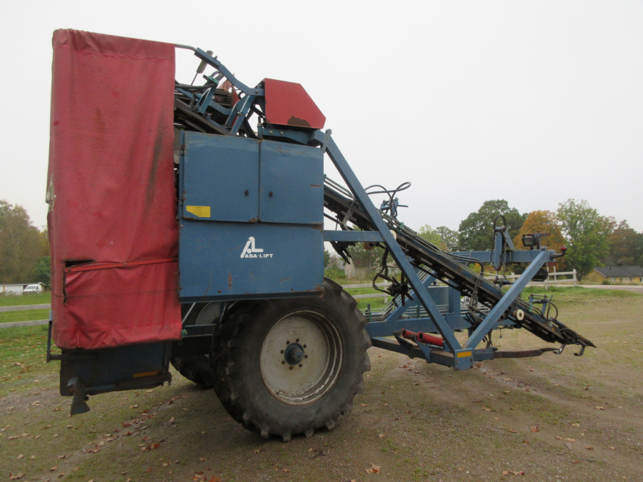 5499 Asa-Lift T-100 DF carrot harvester with elevator