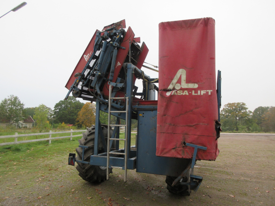 5499 Asa-Lift T-100 DF carrot harvester with elevator